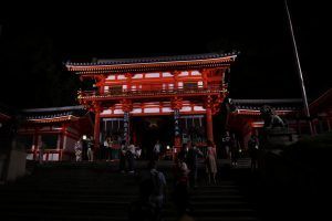 Vista nocturna del santuario Yasaka